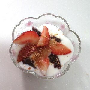 豆乳ヨーグルトに苺とあんこ玉のデザート